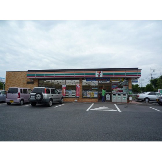 Convenience store. 850m to Seven-Eleven (convenience store)