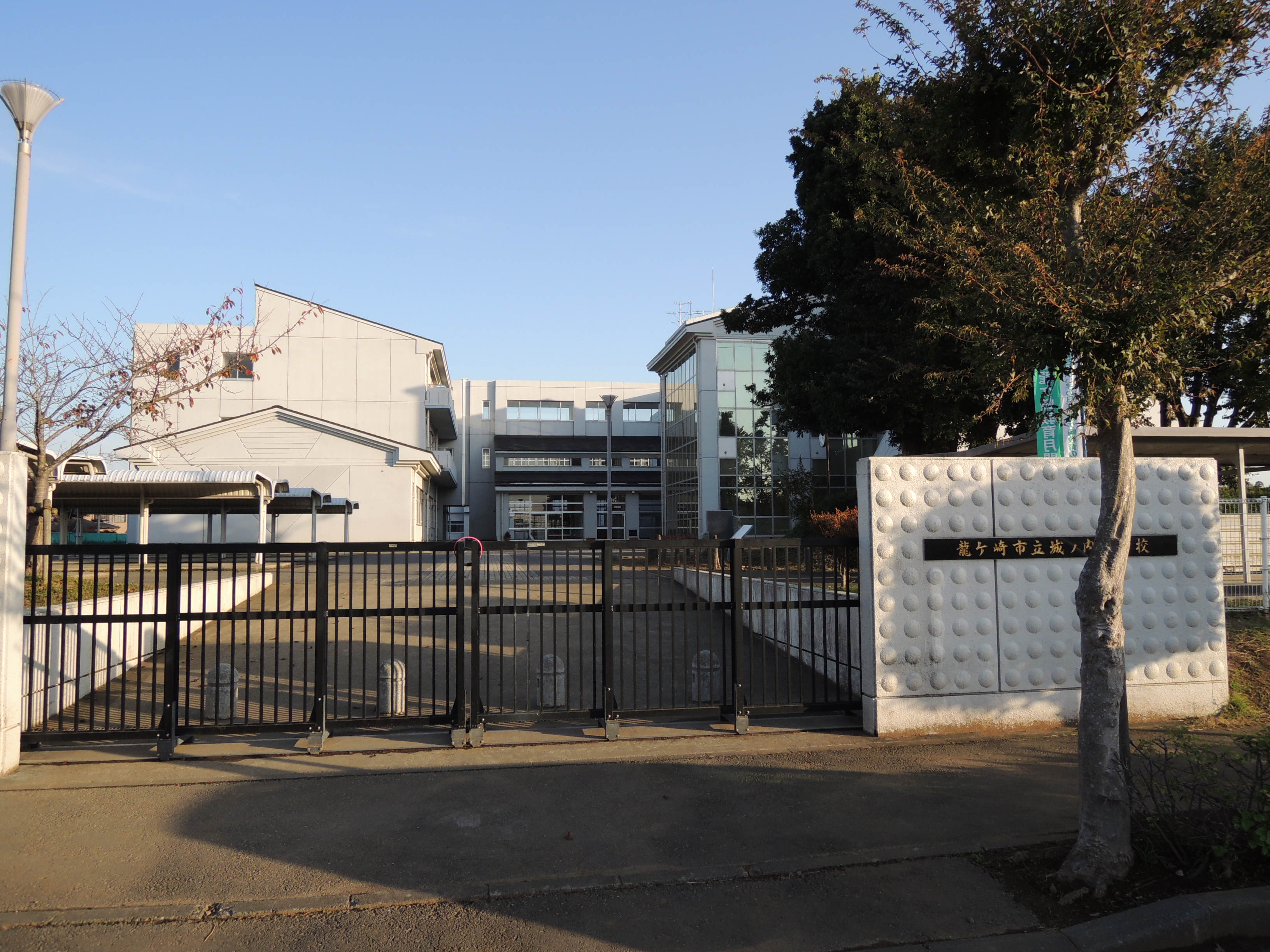 Junior high school. Ryugasaki Municipal Shironouchi junior high school (junior high school) up to 2461m