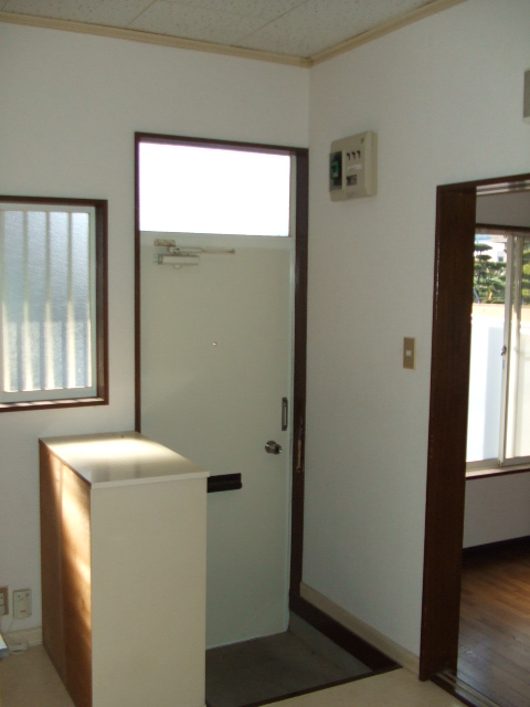 Entrance. Right is Western-style, The left is the kitchen