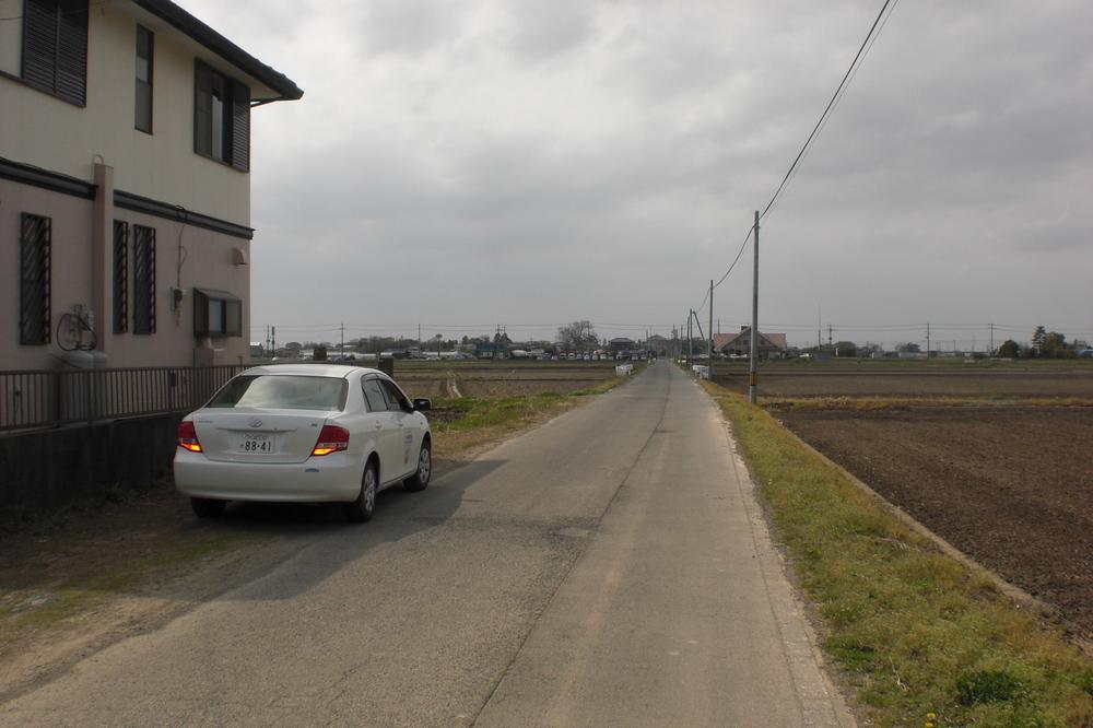 Local photos, including front road. Straight line to Chiba Ryugasaki line