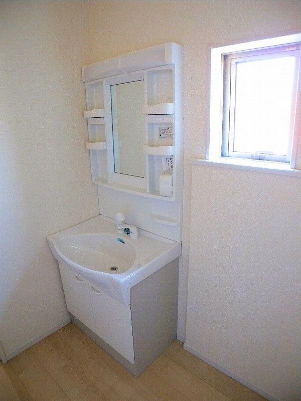 Wash basin, toilet. Indoor (12 May 2013) Shooting