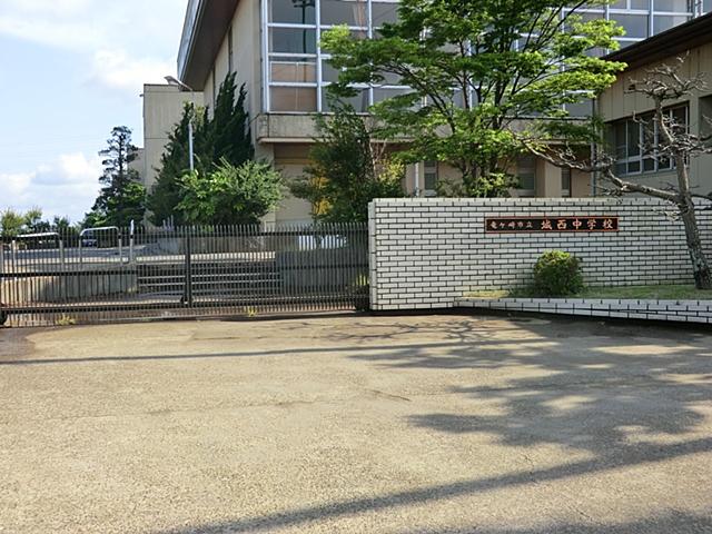 Junior high school. Ryugasaki Municipal Josai until junior high school 1260m