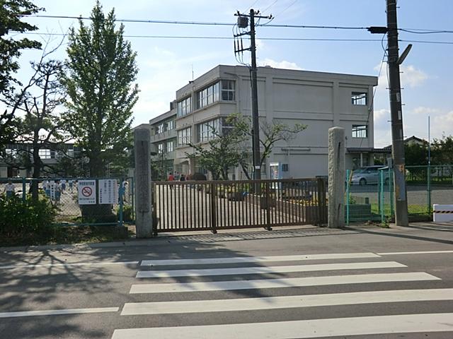 Primary school. Ryugasaki Municipal Kawarashiro to elementary school 900m