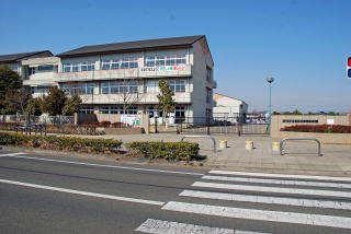 Primary school. Nareshiba up to elementary school (elementary school) 471m