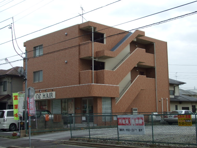 Building appearance. An 8-minute walk to the station! The first floor is the apartment of the beauty salon. 