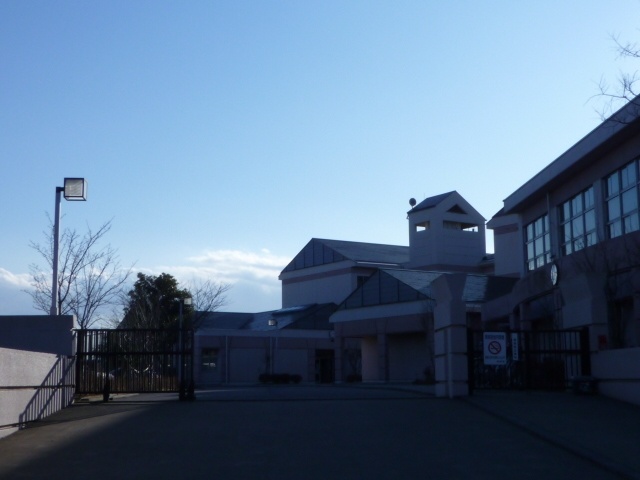Junior high school. Ryugasaki Municipal Nakanedai junior high school (junior high school) up to 931m