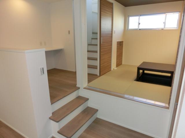 Other introspection. Japanese-style room and the stairs from the living room