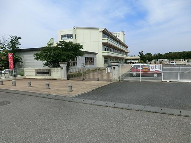 Primary school. Ryugasaki Municipal Shironouchi to elementary school 850m