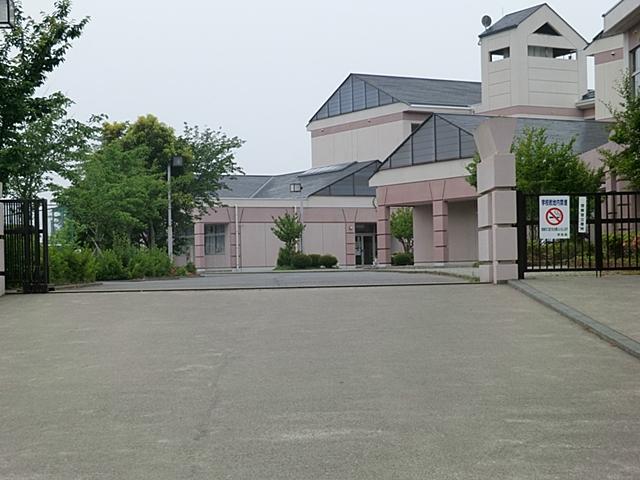 Junior high school. Ryugasaki Municipal Nakanedai until junior high school 1290m