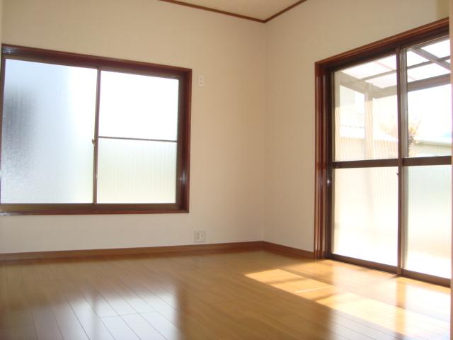 Living. Loose in also marked with sunny living room terrace. Floor also been re-covering, You Nekorogare carefree