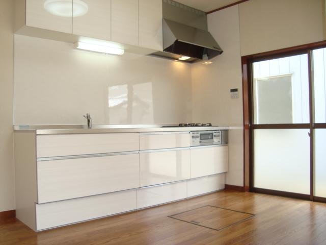 Kitchen. I am happy when the kitchen is new. Now the kitchen is a lot drawer storage, It is useful because Okeru variously closed