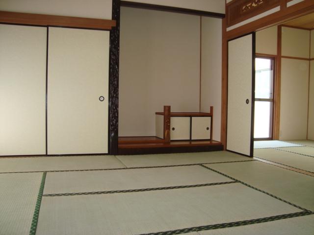 Non-living room. The first floor Japanese-style room 8 tatami mats. House there is a alcove also been reduced. It's not seen in new construction