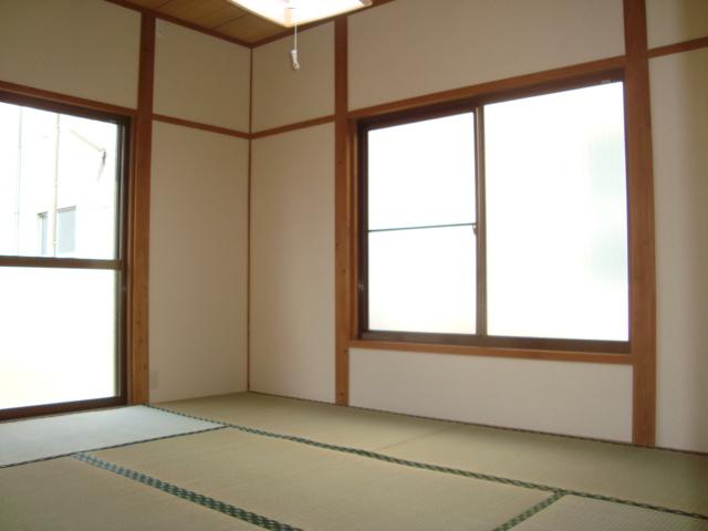 Non-living room. The first floor Japanese-style room 6 tatami. It is a place that was secluded also easy to use as a bedroom