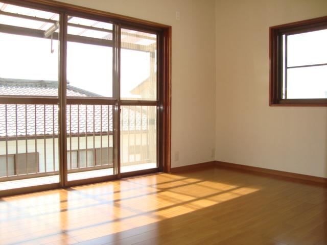 Non-living room. The second floor west Western-style. As per yang photo is good. You can quickly back and forth to the veranda