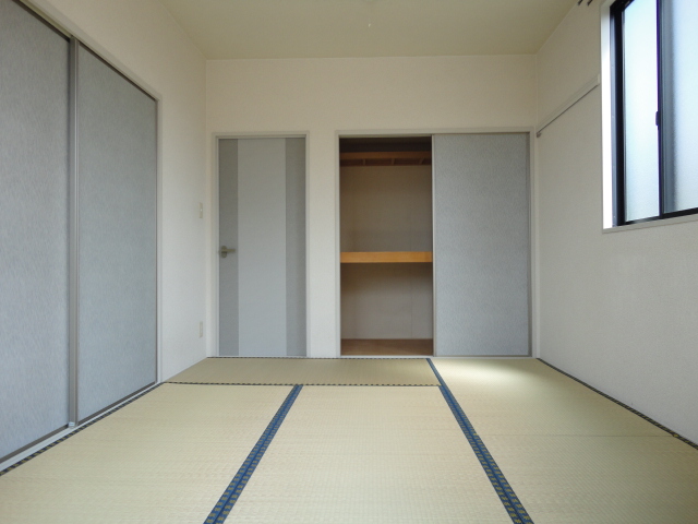 Living and room. Japanese-style room 6 quires (Facing south)