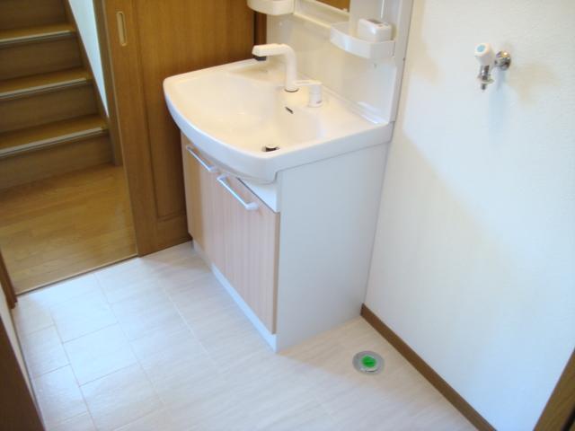 Wash basin, toilet. Vanity replaced.. I'll put in a pleasant bath in Aina' the bright color of the floor