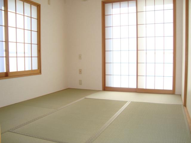 Non-living room. The first floor Japanese-style room. It will calm the Japanese there is a tatami. Living also has continued