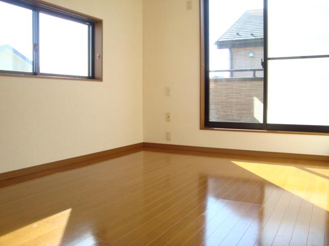 Non-living room. The second floor south Western-style. In just the right size to the children's room, Attic storage is located in this room