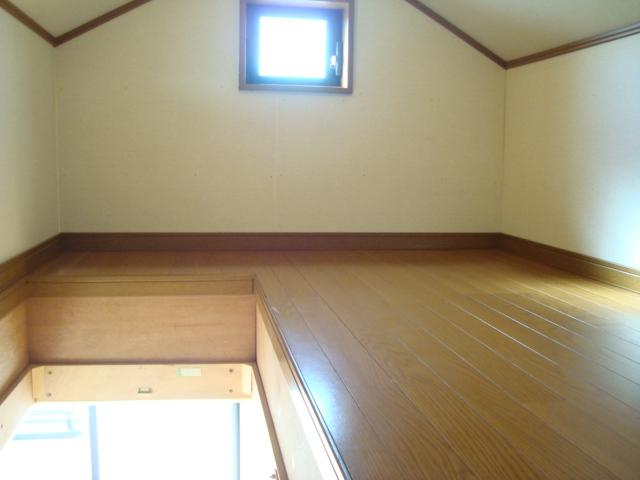 Other introspection. It is attic storage of the second floor Western-style. We shall not be used usually is when the stash here space you can use to enable
