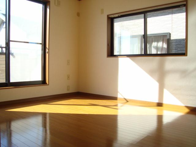 Non-living room. The second floor is the southwest side of Western-style. It is just right as the main bedroom. There are also two closets, You can also enter and exit on the balcony