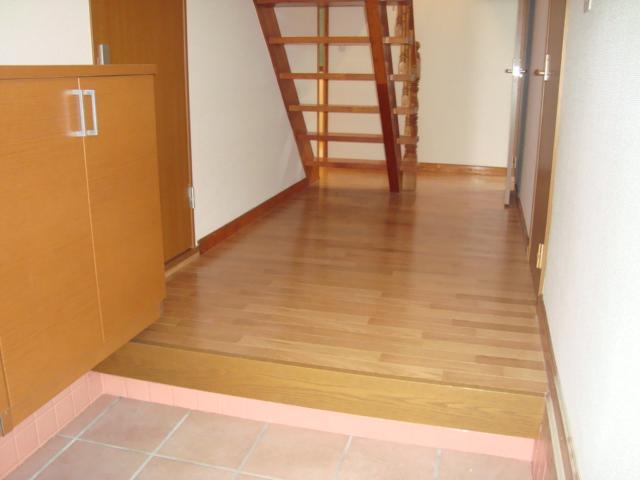 Entrance. Chokawa the hallway of the floor. Entrance tile also has Chokawa. Cupboard is also possible new or more storage lot 50 feet