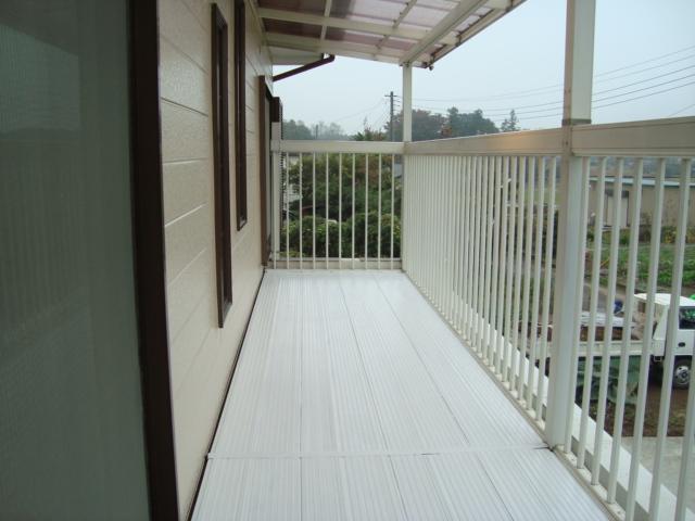 Balcony. Balcony floor is already painted. It is convenient to the clothes and there is a balcony on the south side
