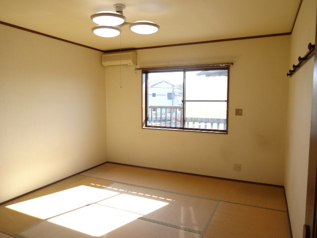 Living and room. With electric shutter ☆ 2F Japanese-style room 1F Interoceanic 9 Pledge