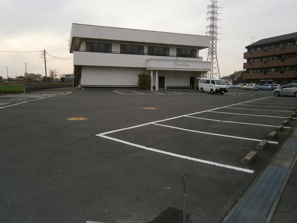 Local appearance photo. Parking 30 cars! Store, Office, Residents also possible! 