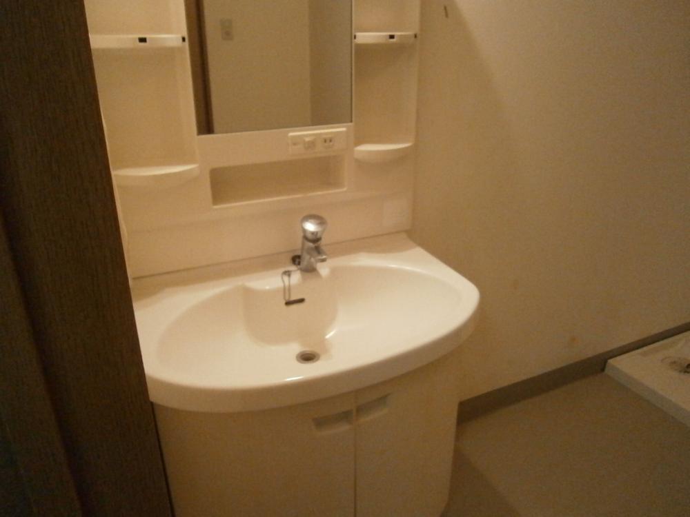 Wash basin, toilet. It comes with each on the second floor! 