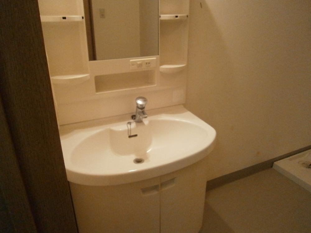 Wash basin, toilet. It comes with each on the second floor!