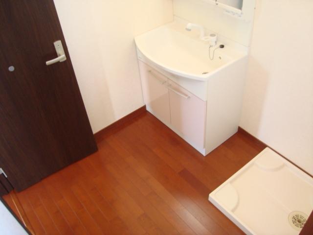 Wash basin, toilet. The second floor is a dressing room. There is also a waterproof pan for washing machine