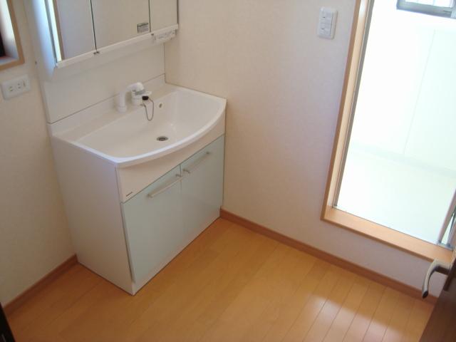 Wash basin, toilet. The first floor undressing room. Because the shower room, It is small than the second floor