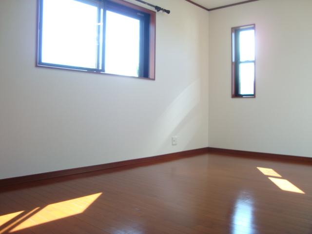 Non-living room. The second floor is the southwest side of Western-style. It is okay to either to the nursery because there are two rooms