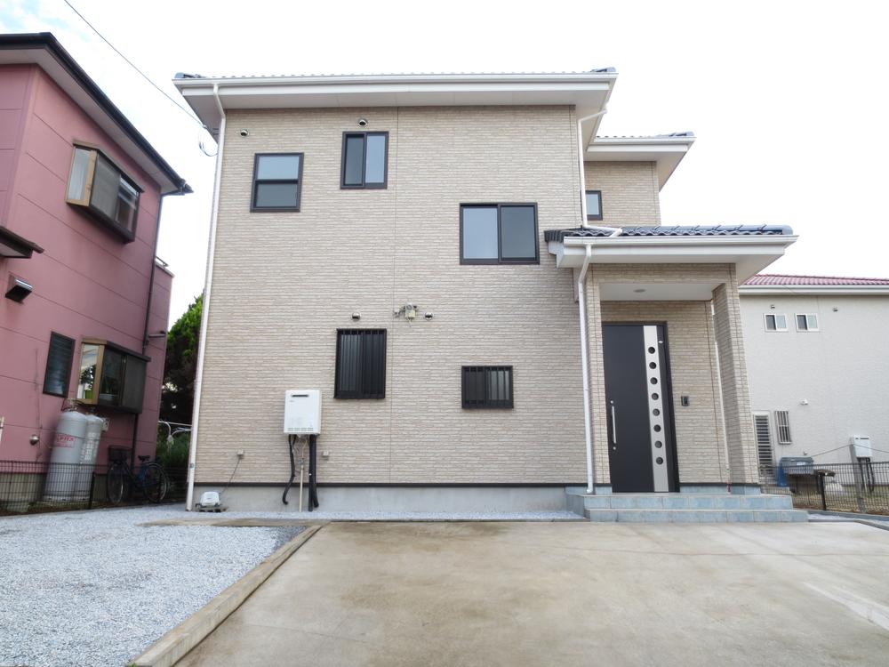 Local appearance photo. Built in four years and still please refer to the new house. The fence was also established outside 構工 events