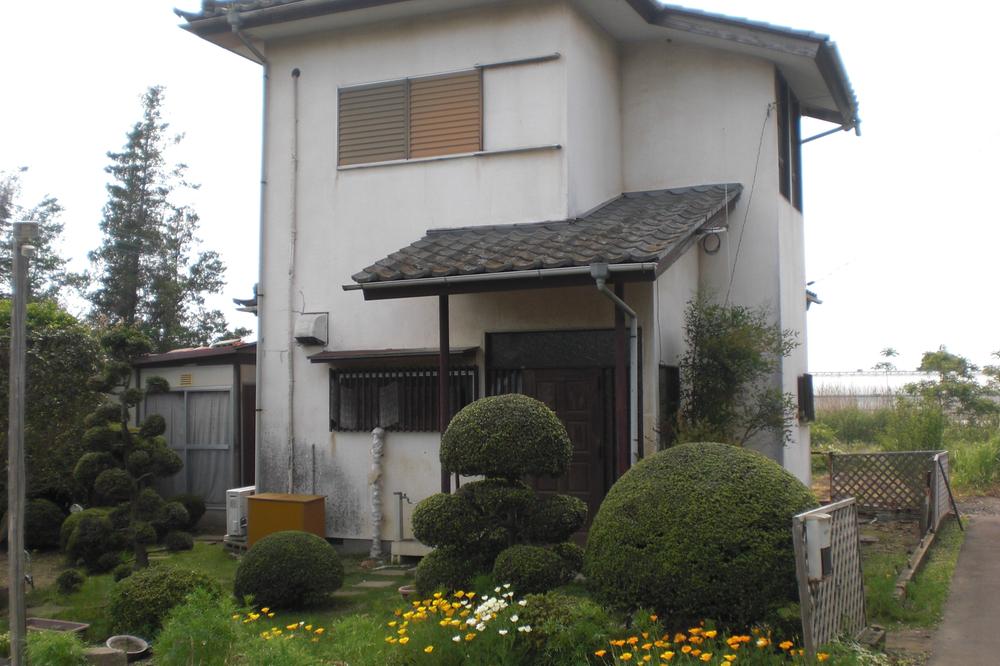 Local appearance photo. A Japanese-style room and kitchen bath under the second floor by between Japanese and Western one, toilet