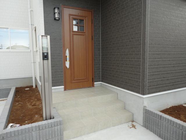 Entrance. 1 Building In picking measures door is intercom with color monitor. 