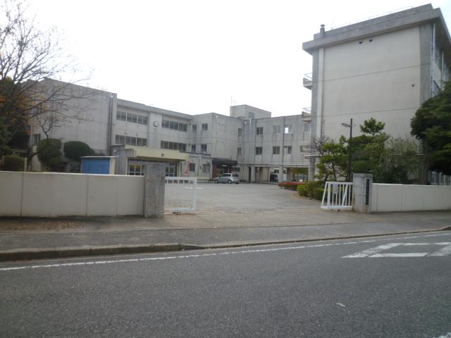 Junior high school. 850m to handle Municipal Togashira junior high school