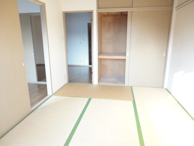 Living and room. Japanese-style room (from the balcony side)