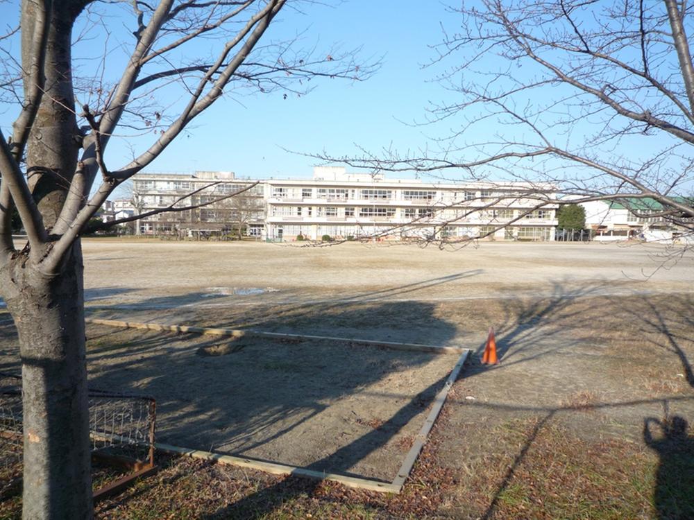 Junior high school. 1079m to handle Municipal Togashira junior high school
