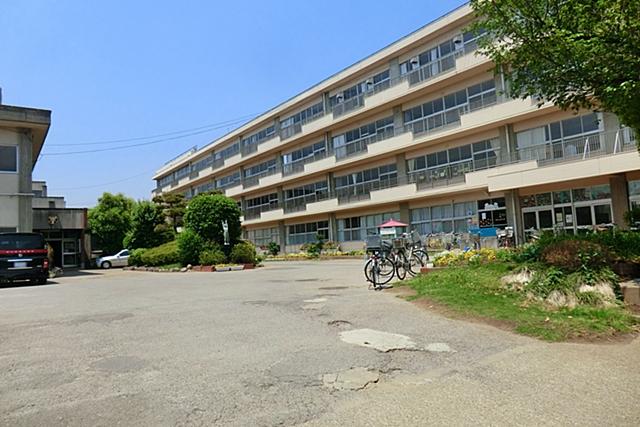 Primary school. Since Toride 180m elementary school is close to falling Togashira Nishi Elementary School, It is the distance also safe to go to school for children. 