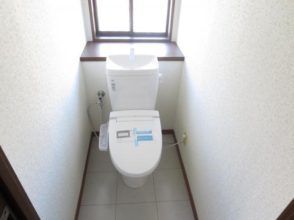 Toilet. Toilet bowl ・ Toilet seat together we had made new. It is with warm water wash. 