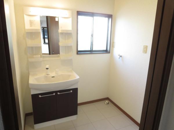 Wash basin, toilet. We wash basin exchange.