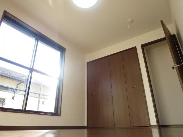 Non-living room. Second floor southeast side Western-style (with a veranda) Closet is also widely housed plenty.