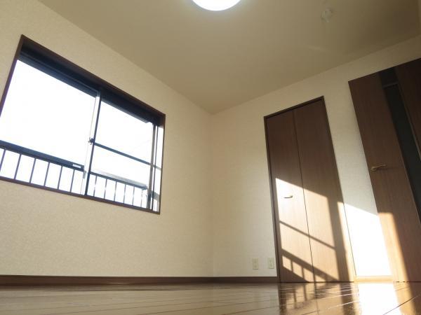 Non-living room. Second floor southwest side Western-style (with closet) This has also become brighter there window are two Kasho.