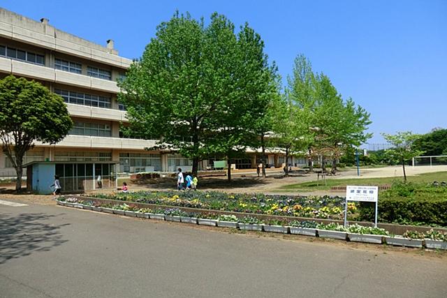 Primary school. 1450m to Toride Tatsuine Elementary School