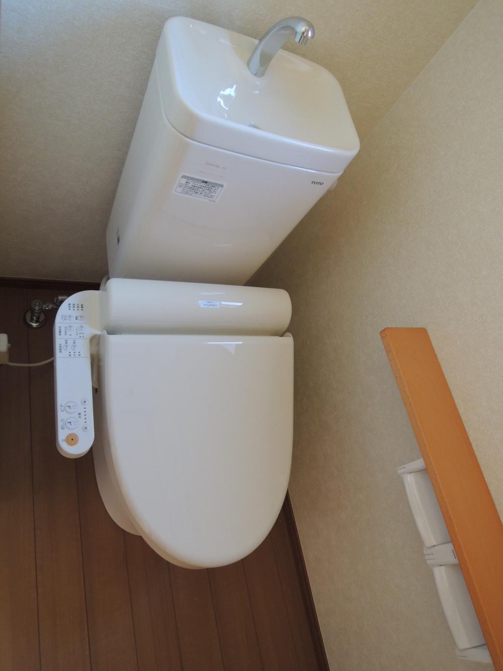 Toilet. (November 26, 2013) Shooting