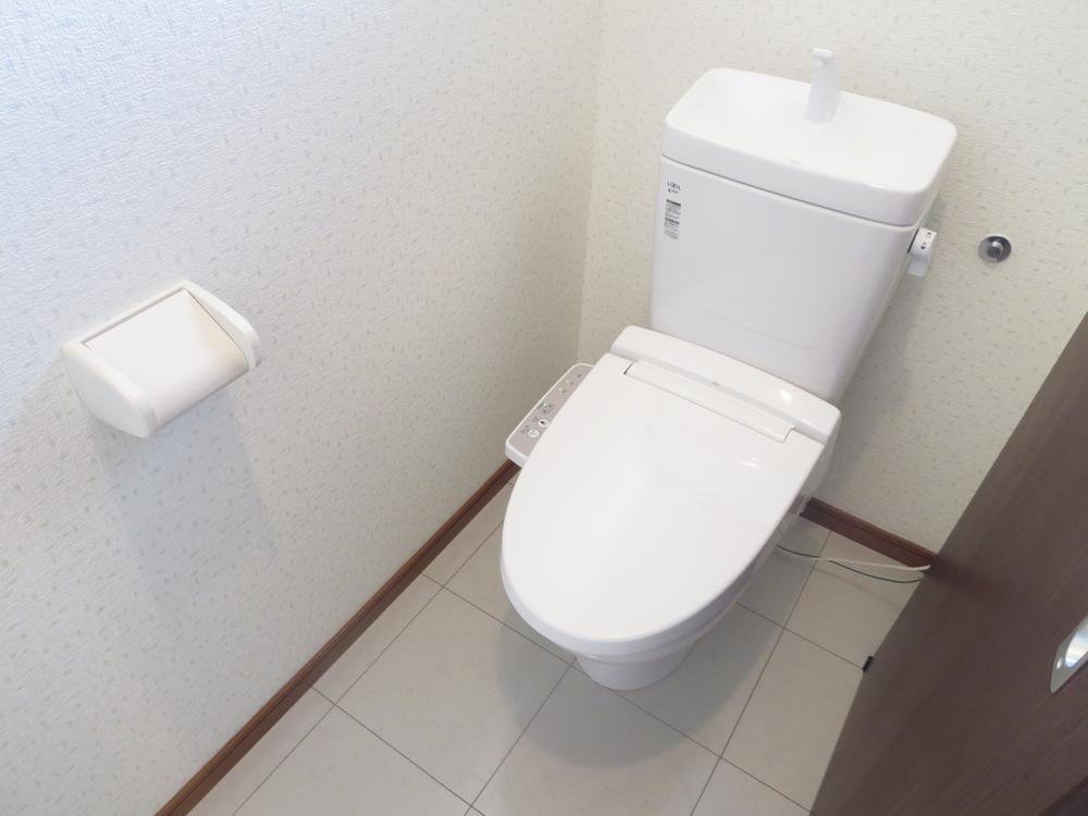 Toilet. Toilet bowl ・ Toilet seat together we had made new. It is with warm water wash. 