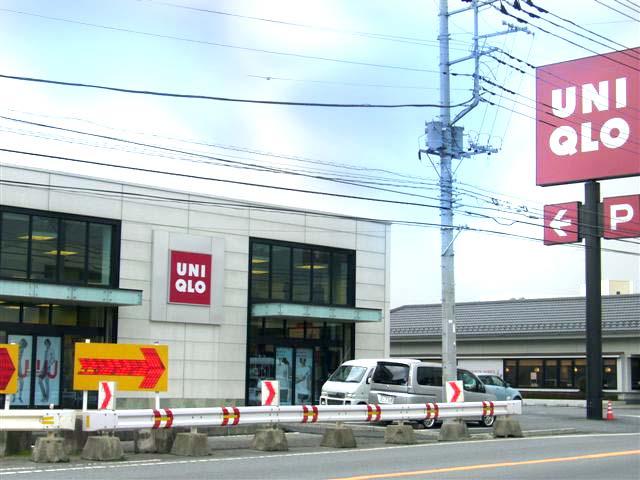 Shopping centre. 223m to UNIQLO handle shop