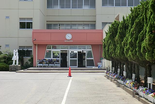 Primary school. 638m to handle municipal Yoshida Elementary School