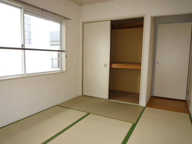 Living and room. Open the door will be Japanese-style room. 